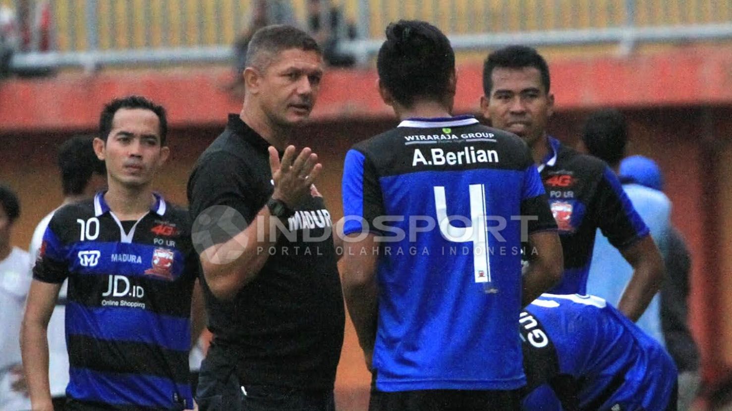 Pelatih Madura United, Gomes de Oliviera memberi instruksi kepada para pemainnya. Copyright: &copy; Ian Setiawan/Indosport